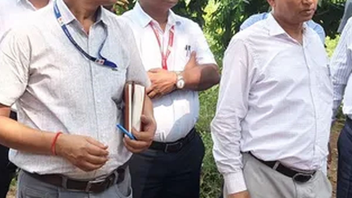 धनबाद के तेलमच्चो में स्वास्थ्य विभाग की टीम जांच और निगरानी करते हुए