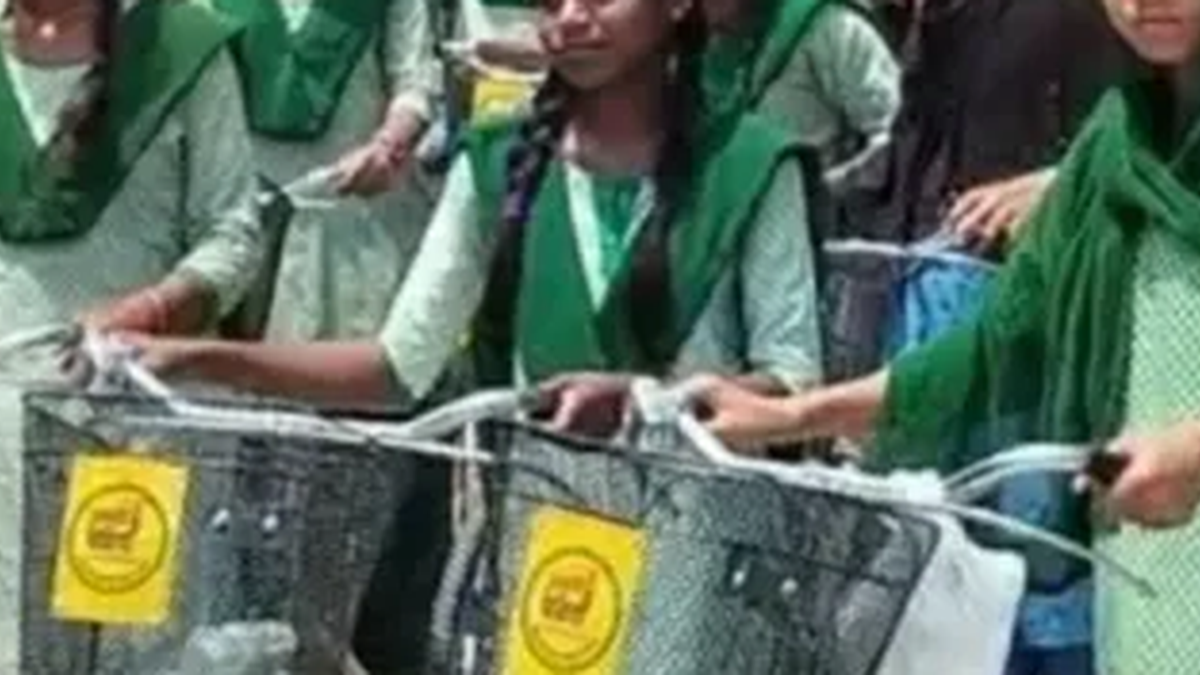 गढ़वा में विद्यार्थियों के वितरण के लिए क्लस्टर पर तैयार की जा रहीं साइकिलें