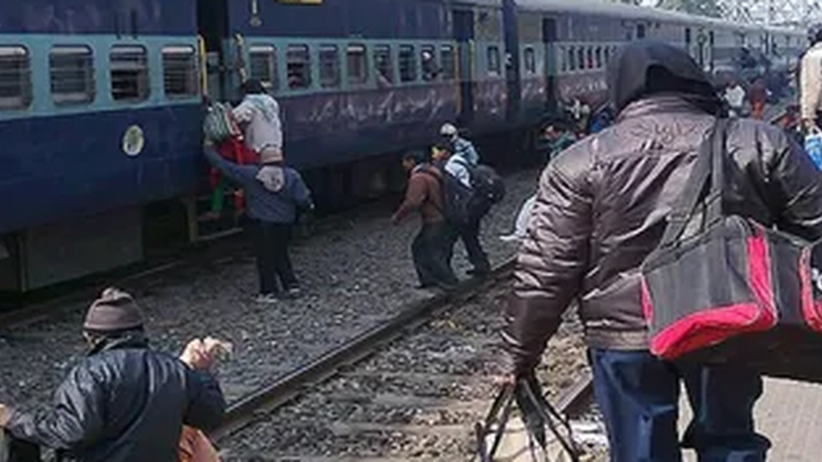 बरहड़वा स्टेशन पर ट्रेन की प्रतीक्षा करते रेल यात्री