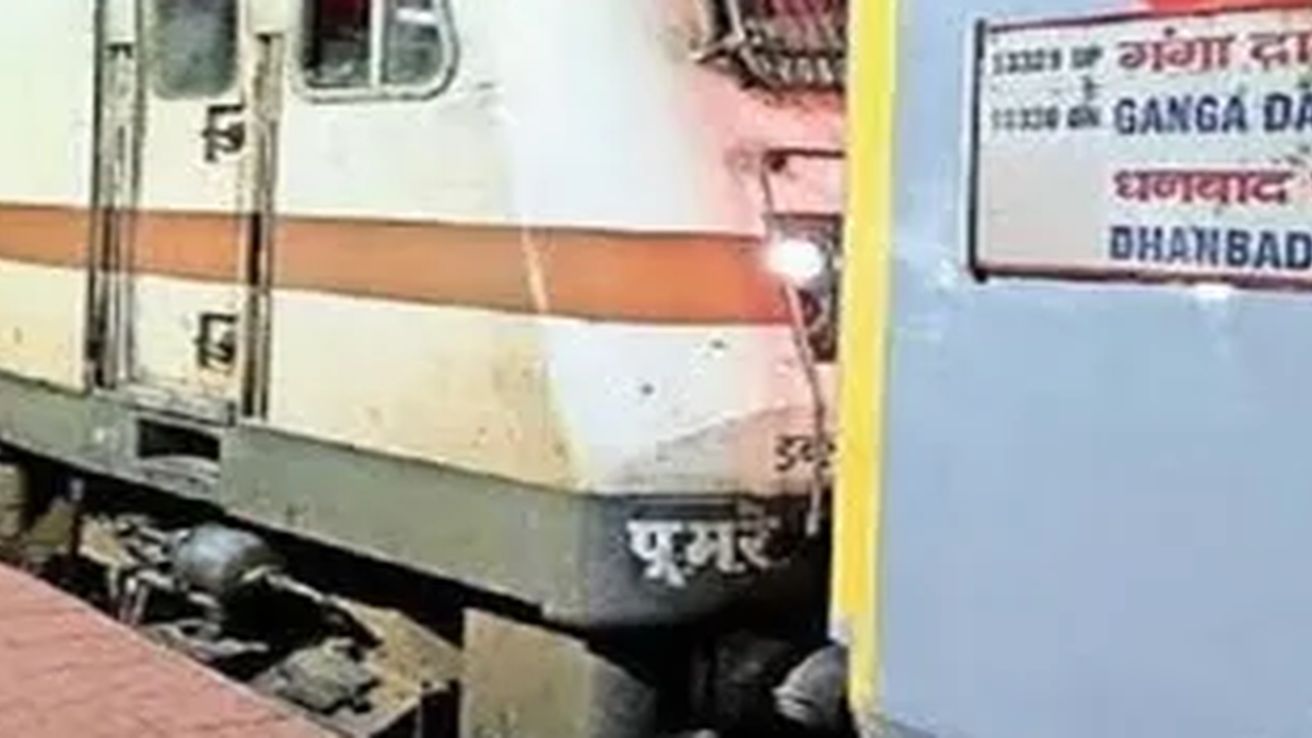 गोमो-गया रेलखंड पर भूस्खलन के बाद बाधित रेल परिचालन का प्रतीकात्मक दृश्य