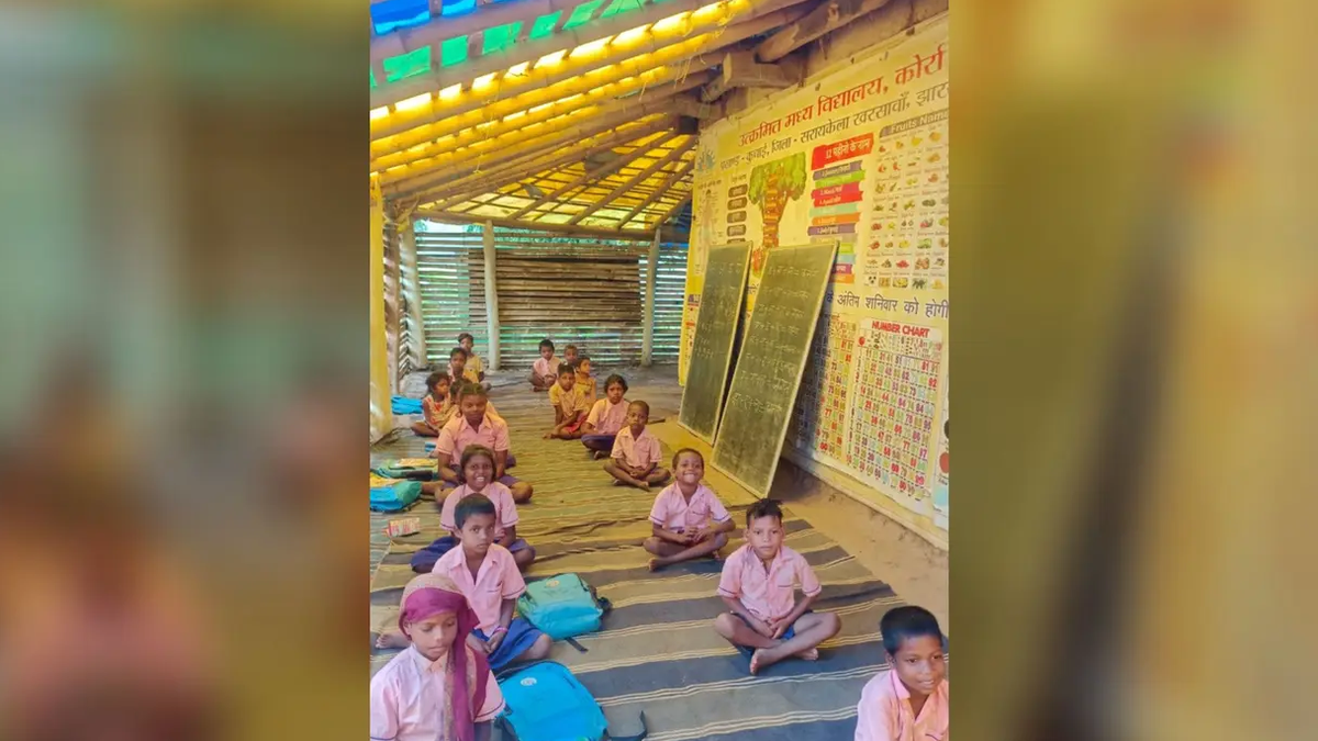 कुचाई के कोर्रा गांव में उत्क्रमित मध्य विद्यालय और शिक्षक गुरुपद महतो