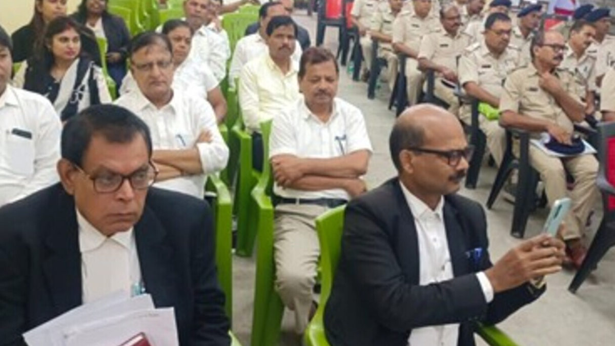 गोड्डा में मोटर दुर्घटना दावा अधिकरण से संबंधित जिला स्तरीय कार्यशाला में उपस्थित अधिकारी