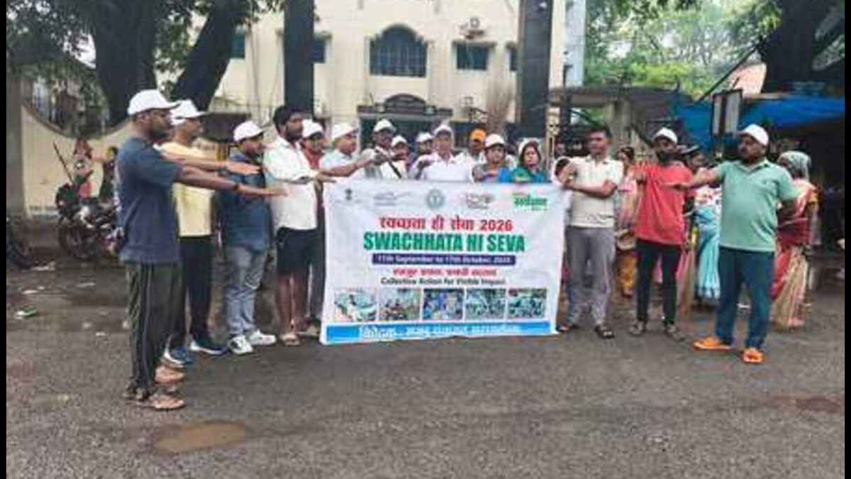 सरायकेला में स्वच्छता अभियान में भाग लेते नगर पंचायत के प्रतिनिधि और स्वच्छताग्राही