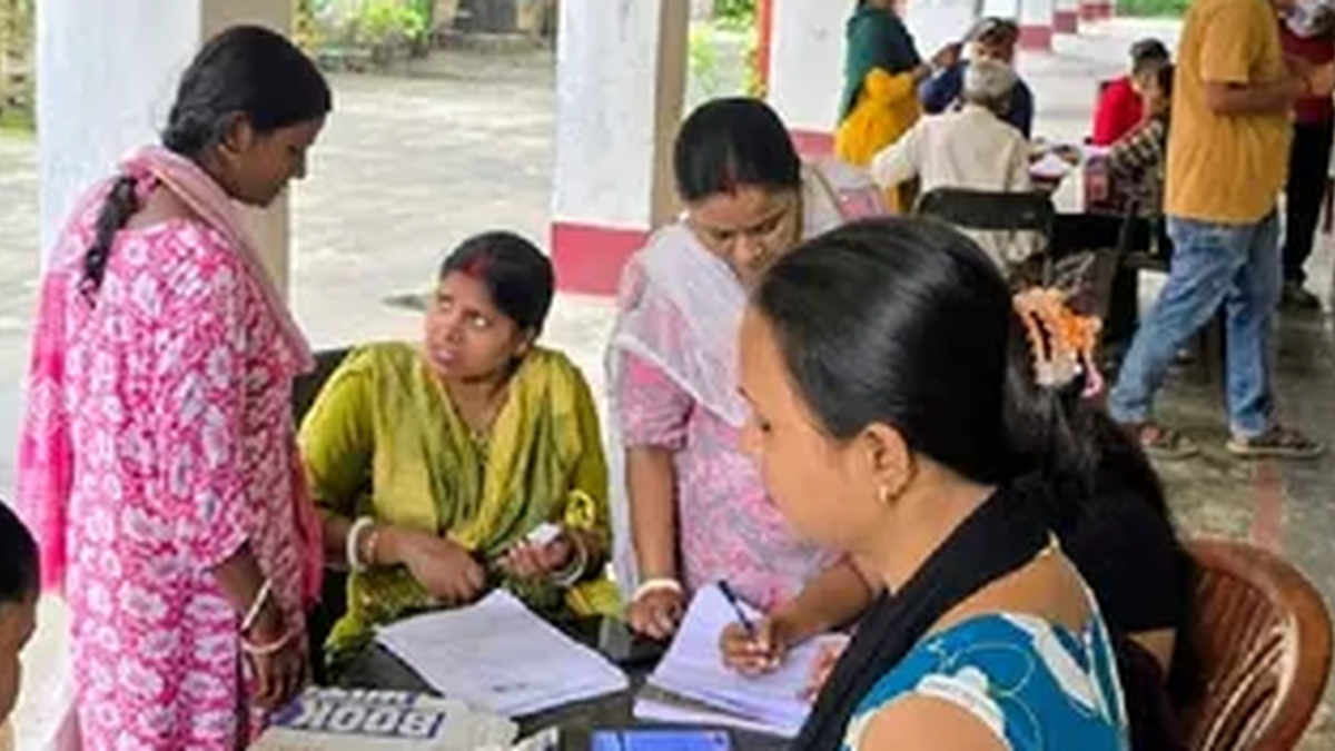 धनबाद पंचायत चुनाव के लिए मतदान केंद्रों की प्रारूप सूची देखते मतदाता