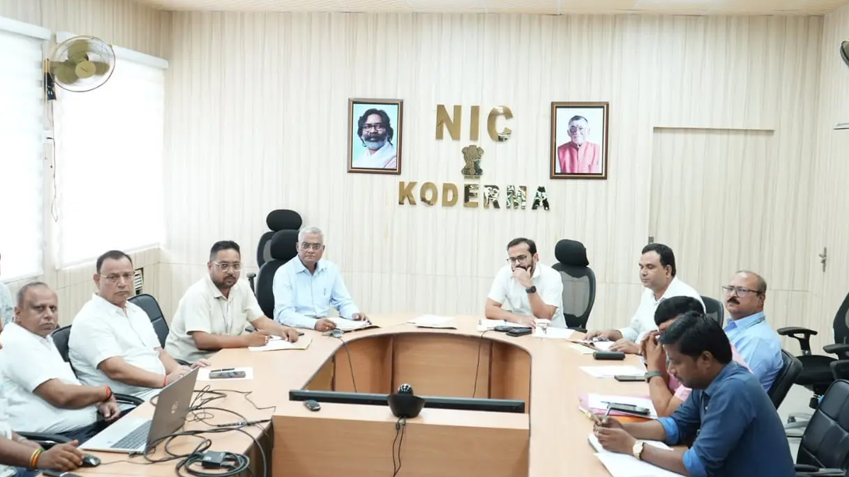 कोडरमा में जिला स्तरीय निर्यात संवर्धन समिति की बैठक में उपस्थित अधिकारी और प्रतिनिधि