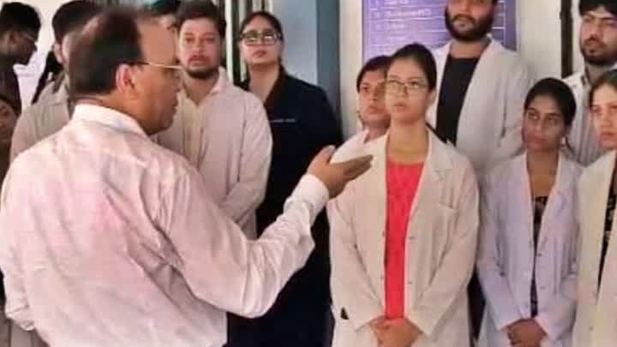 रांची के रिम्स डेंटल हॉस्पिटल में पेन-डाउन हड़ताल पर इंटर्न डॉक्टर