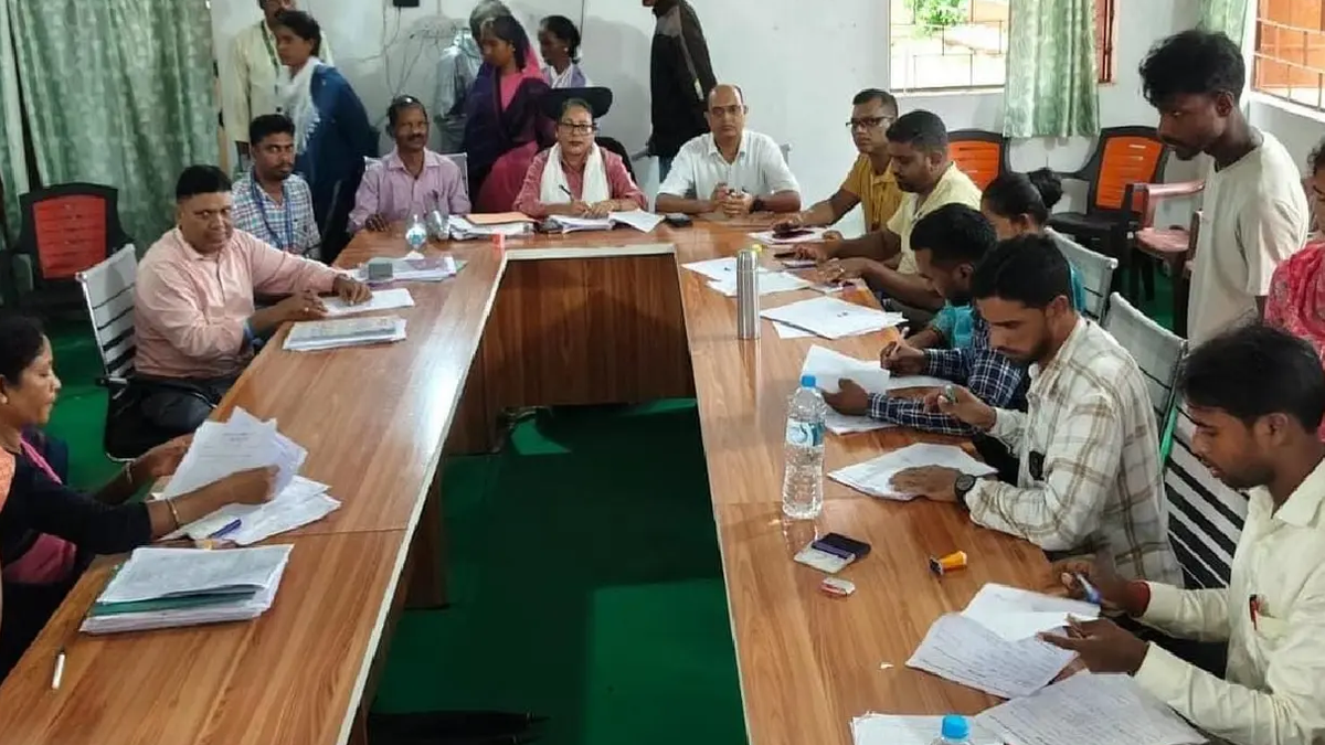 कुड़ू की बड़की चांपी पंचायत में SIR जनसुनवाई करते अधिकारी और उपस्थित लोग