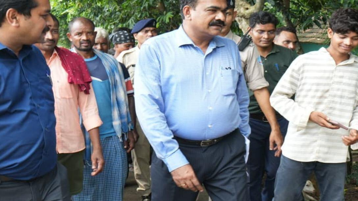 बरहड़वा में मतदाता सूची पुनरीक्षण से जुड़े दस्तावेजों की जांच का सांकेतिक दृश्य