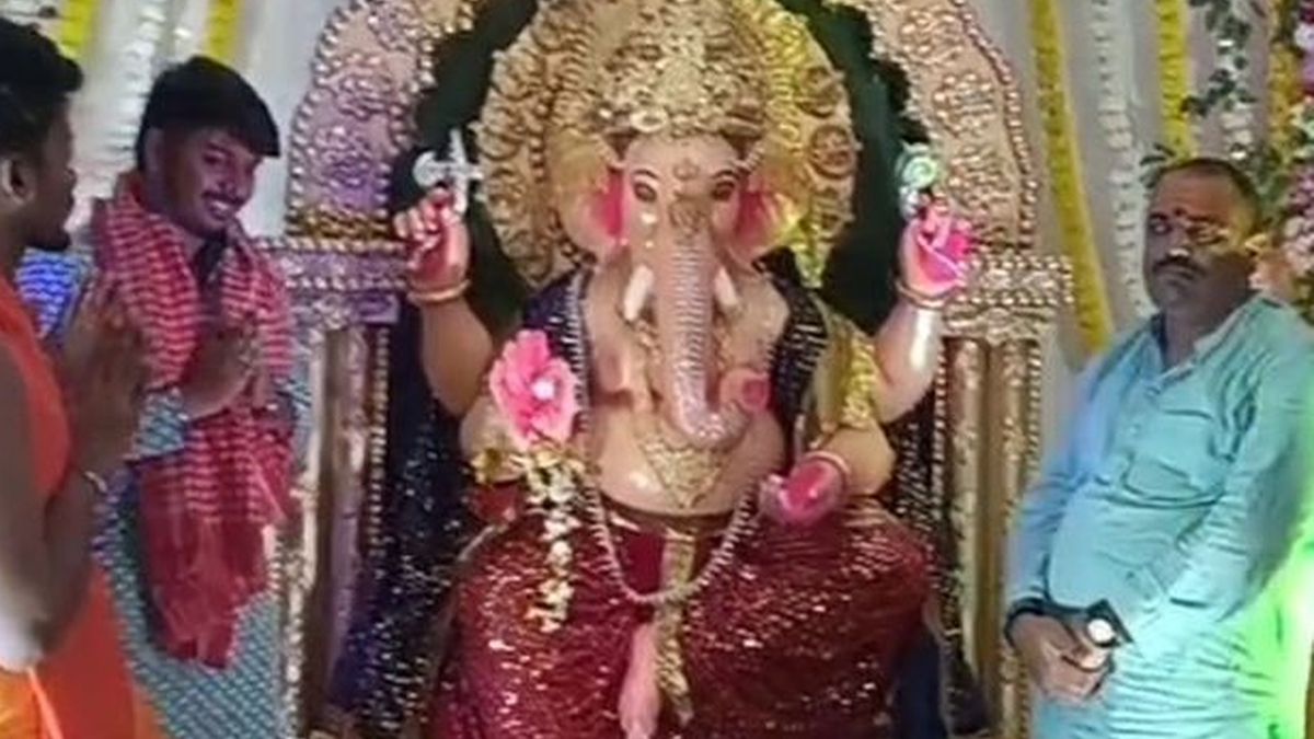 आईआईटी आईएसएम धनबाद परिसर में स्थापित गणेश प्रतिमा और पूजा की तैयारियां