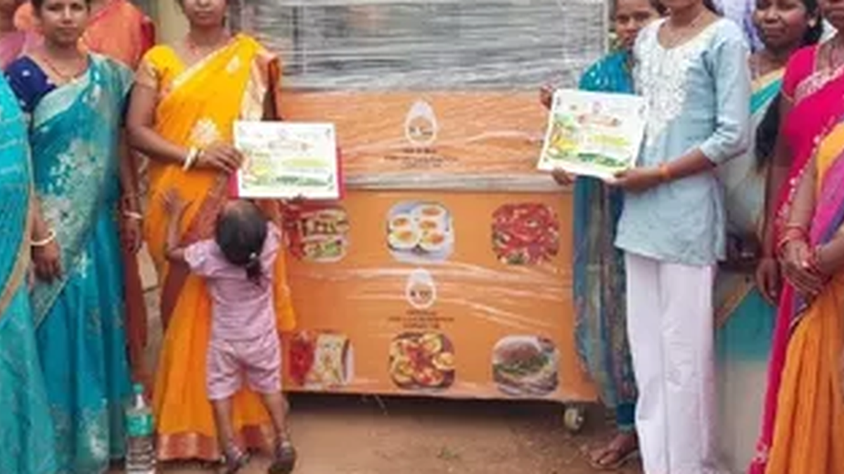 झारखंड में महिला स्वरोजगार के लिए वितरित किए गए एगकार्ट