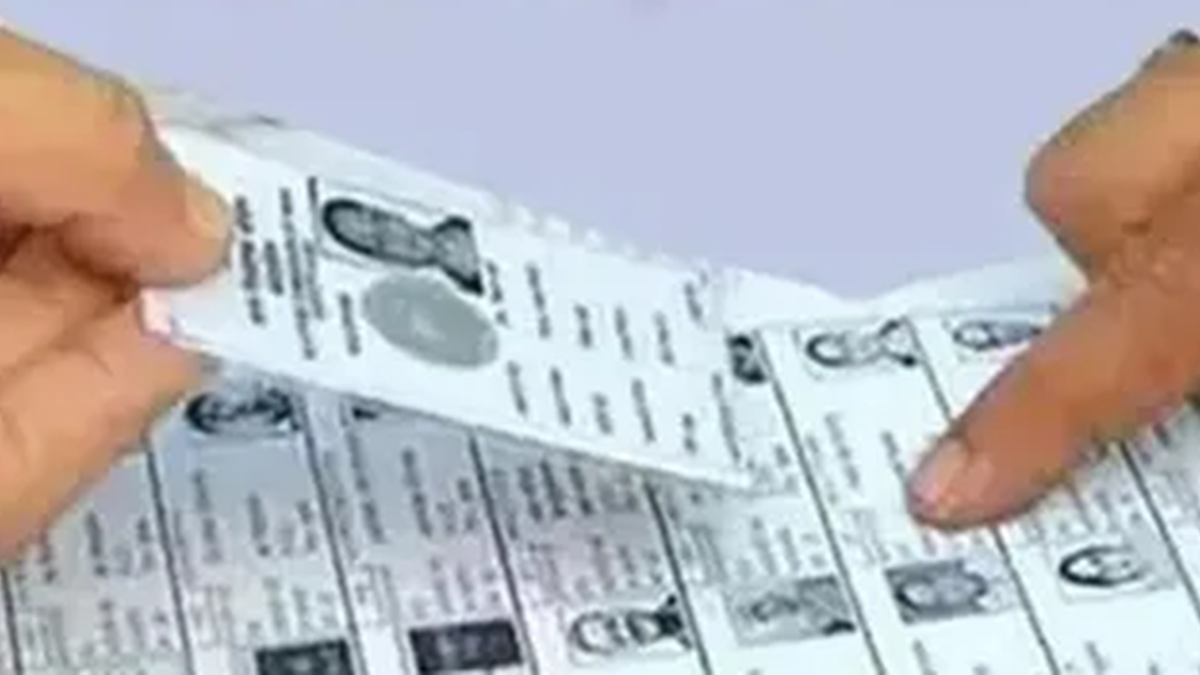 कामडारा में एसआईआर के दस्तावेजों को लेकर ग्रामीणों को जानकारी देते अधिकारी