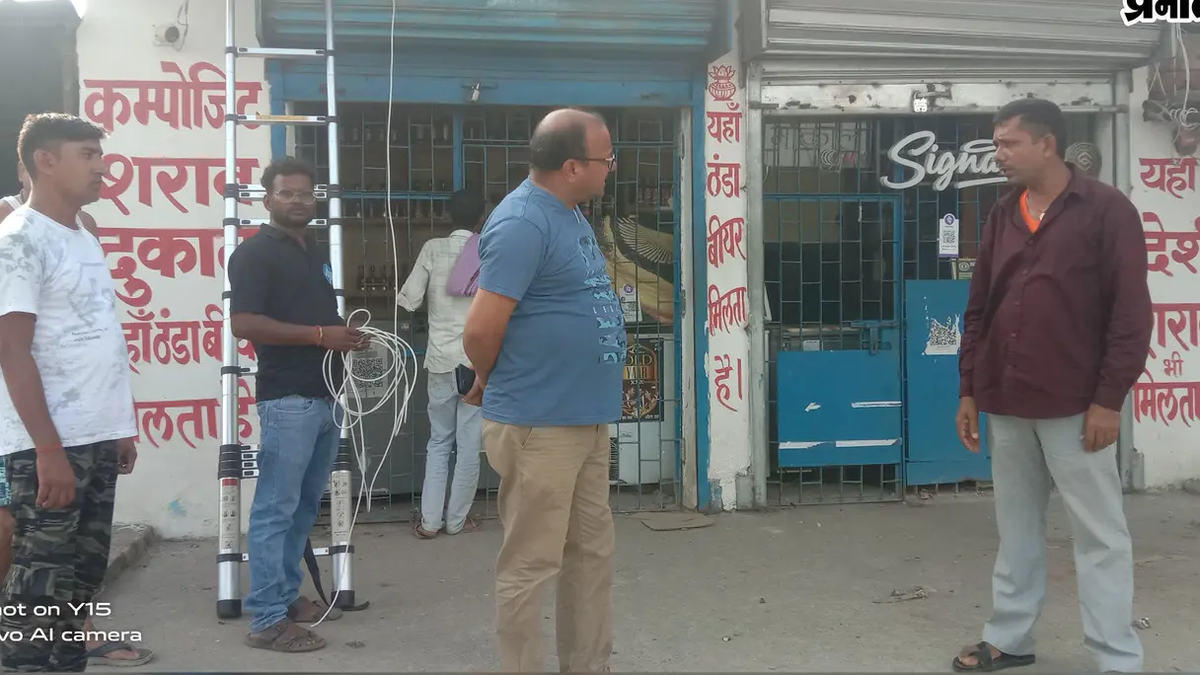 हरिहरगंज में सीसीटीवी कैमरे लगाने के लिए स्थल का निरीक्षण करती पुलिस