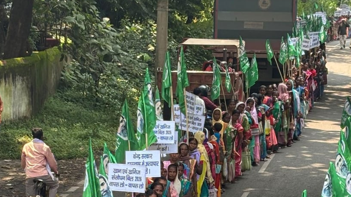 रांची में खनन कानून के विरोध में राजभवन घेराव की घोषणा करते कांग्रेस नेता