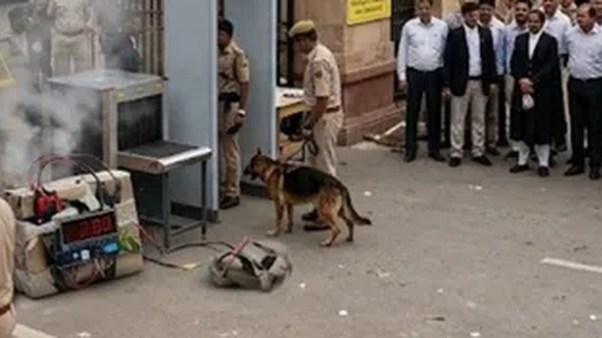 बम धमकी वाले ईमेल की जांच में देवघर से आरोपी की गिरफ्तारी का सांकेतिक दृश्य