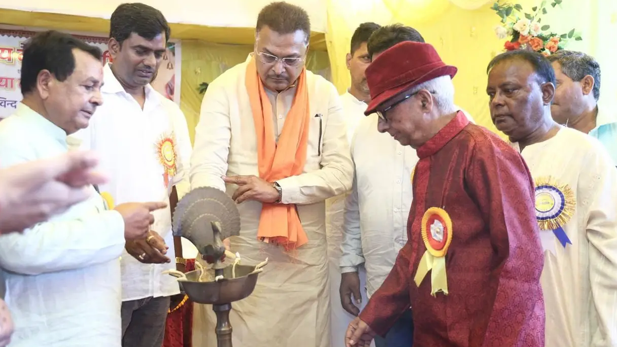 रामगढ़ के गणिनाथ धर्मशाला में बाबा गणिनाथ जयंती समारोह में उपस्थित अतिथि और समाज के लोग
