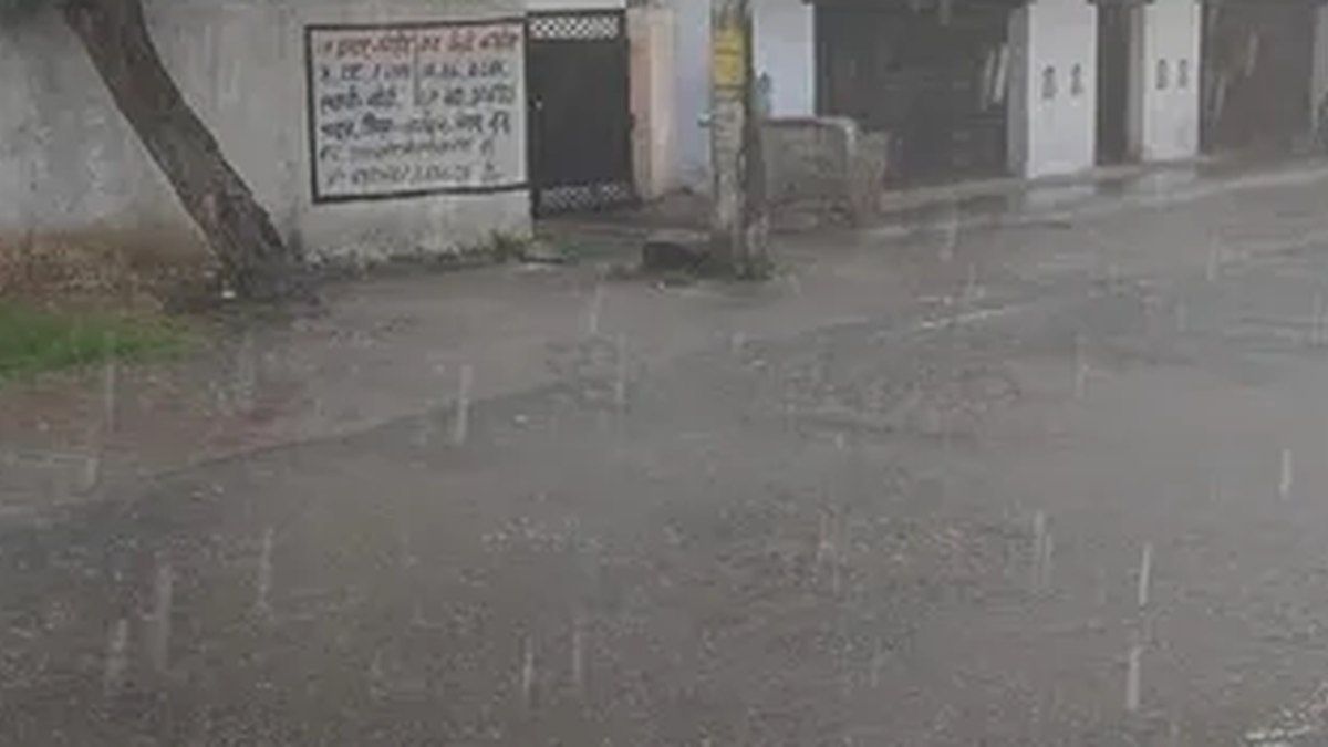 रांची में बारिश के बीच बादलों से घिरा शहर और गीली सड़क