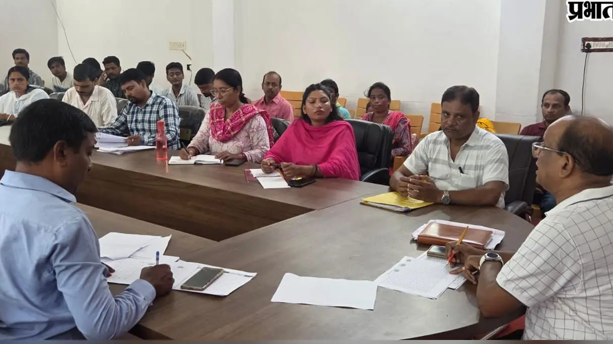 रानीश्वर प्रखंड सभागार में विकास योजनाओं की समीक्षा करते अधिकारी और कर्मचारी