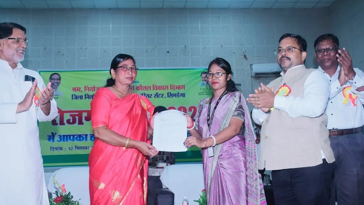 सिमडेगा रोजगार मेले में चयनित अभ्यर्थियों को ऑफर लेटर देते अतिथि