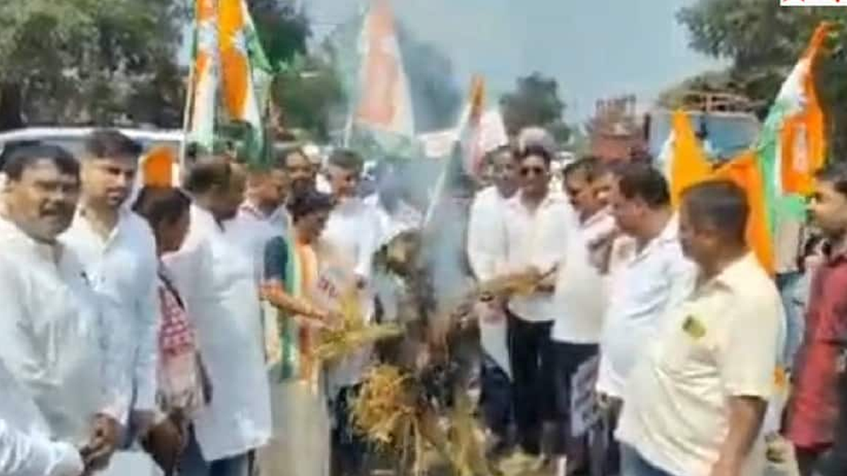सरायकेला में मुख्य चुनाव आयुक्त के इस्तीफे की मांग को लेकर प्रदर्शन करते कांग्रेस कार्यकर्ता