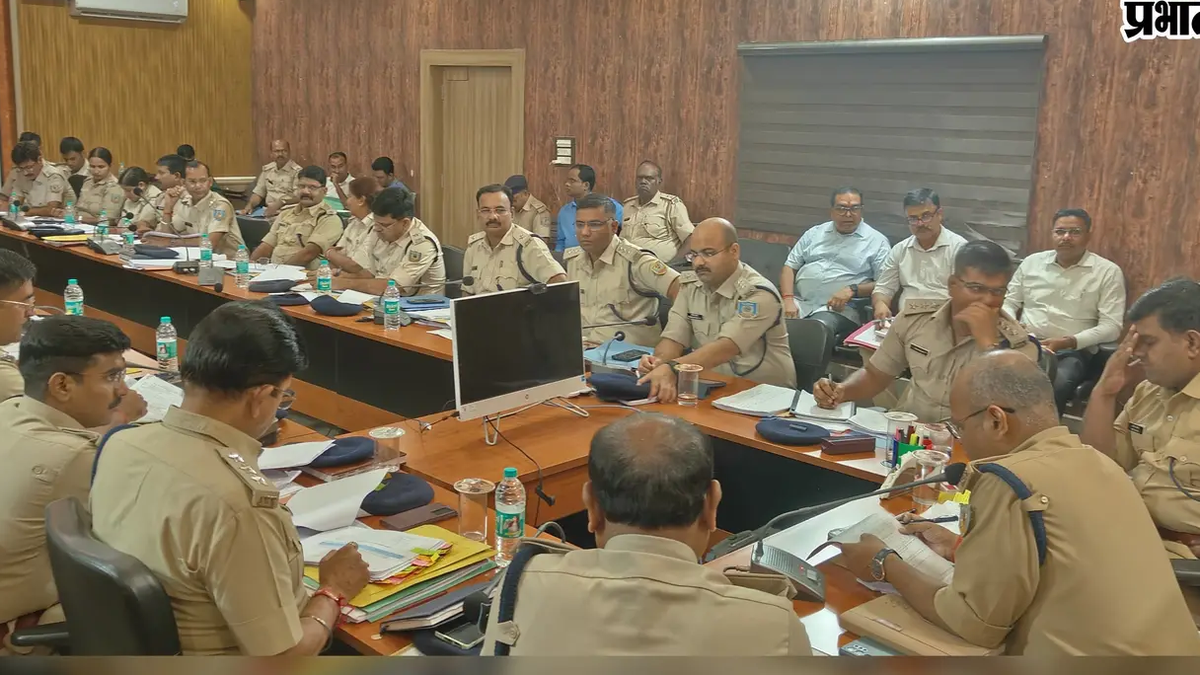 हजारीबाग में अपराध समीक्षा बैठक के दौरान उपस्थित पुलिस अधिकारी