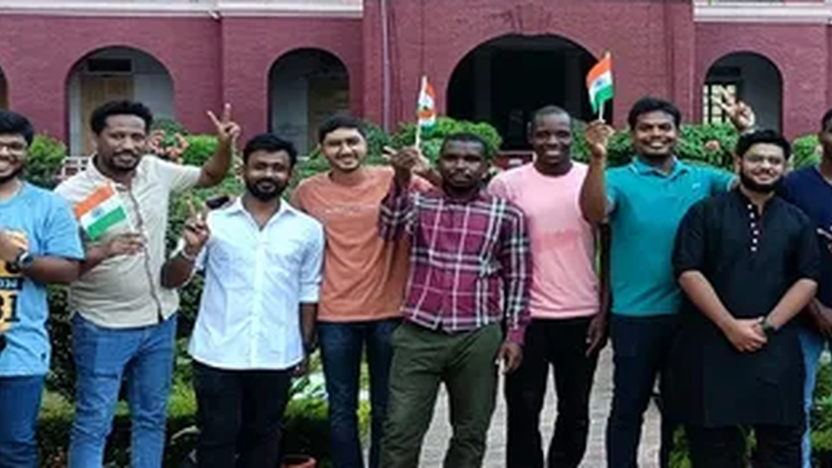 आईआईटी आईएसएम धनबाद परिसर में मौजूद छात्र-छात्राएं