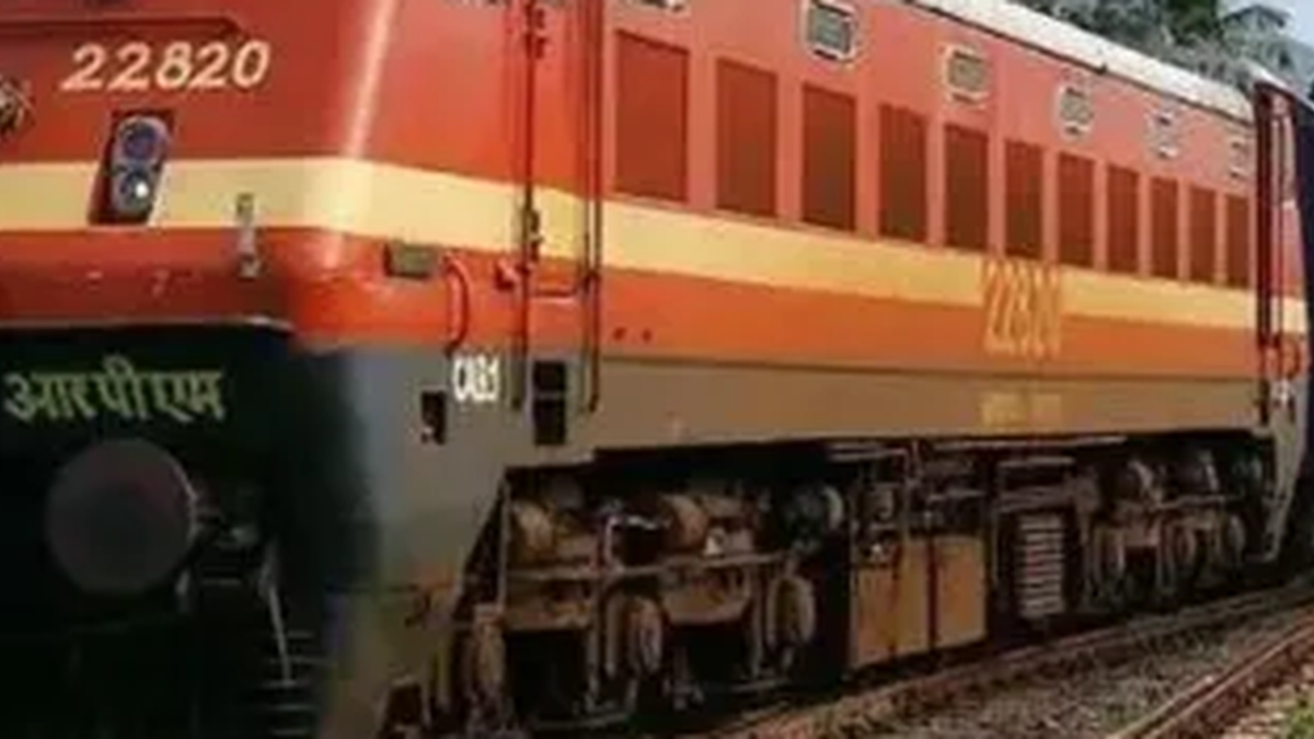 त्योहारी भीड़ के बीच जामताड़ा स्टेशन पर पूजा स्पेशल ट्रेन सेवा
