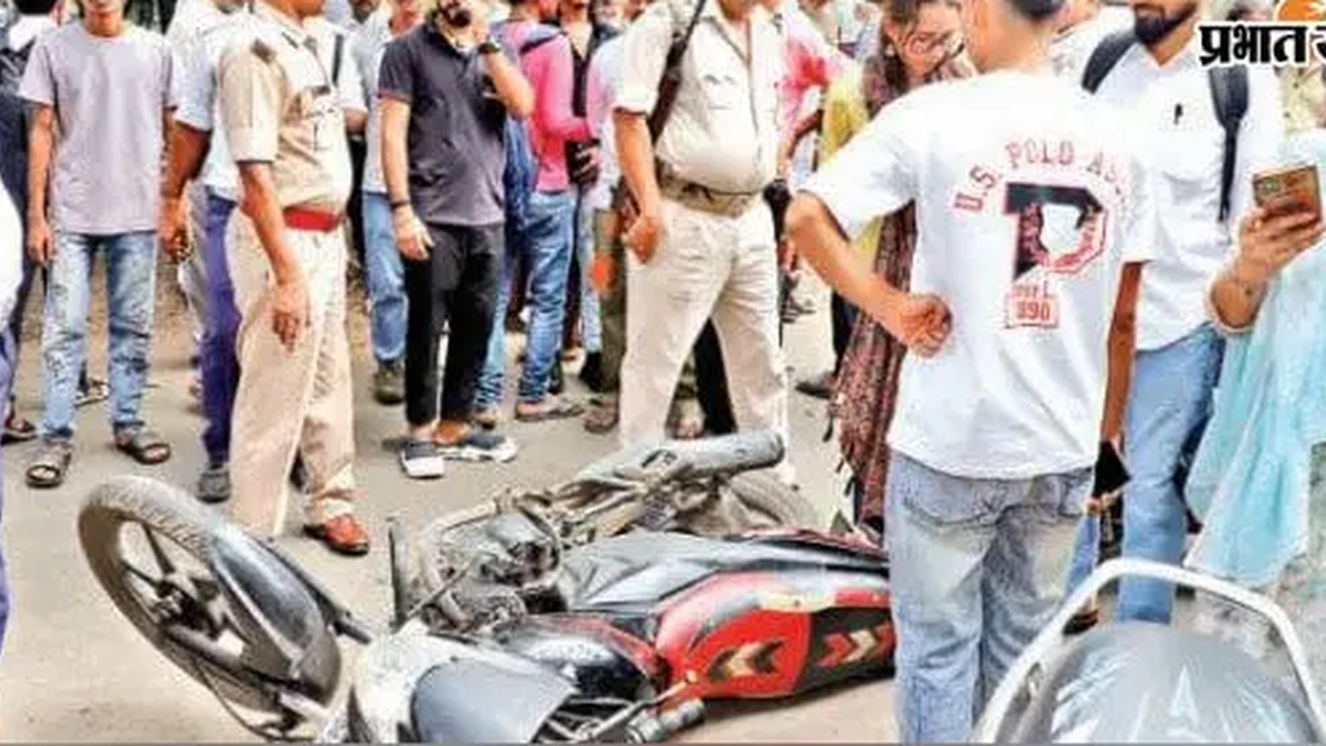 साकची में ट्रैफिक जांच के दौरान गिरी बाइक के पास जमा लोग