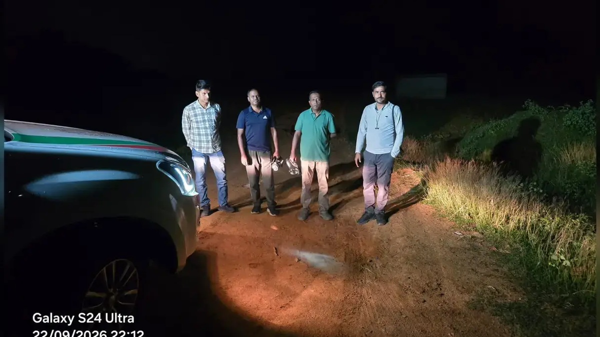 गुमला में बंद ईंट भट्ठे के आसपास भालुओं की तलाश करती वन विभाग की टीम