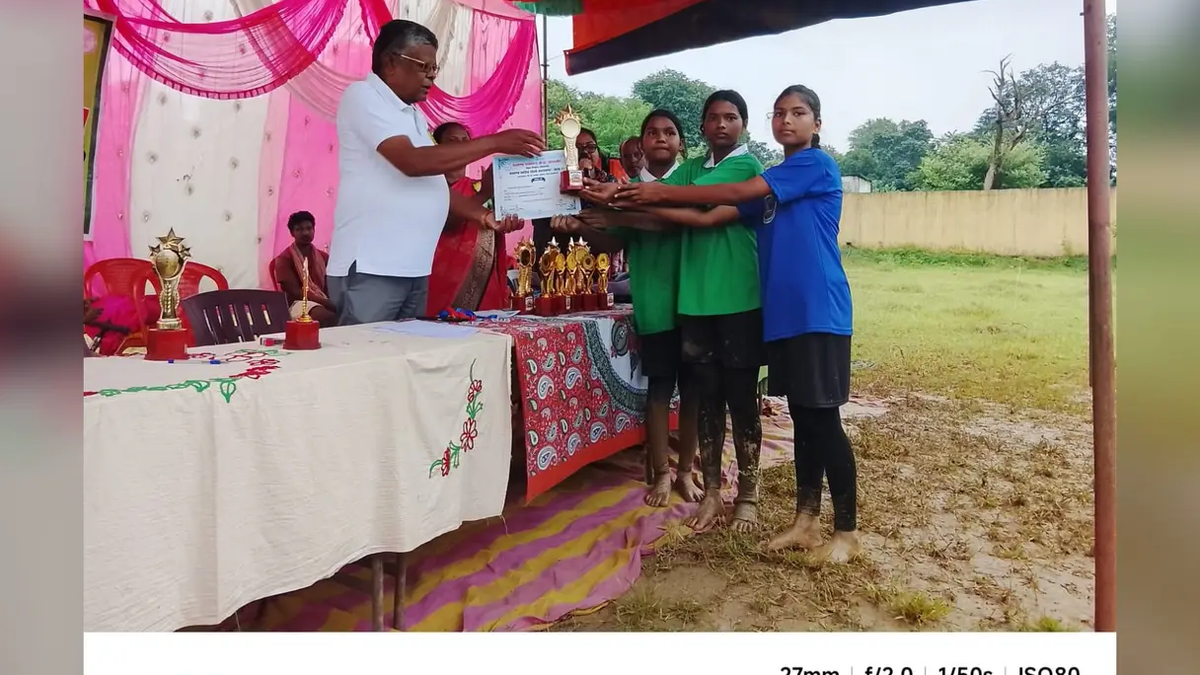 बांसजोर में खेलो झारखंड प्रतियोगिता के विजेता खिलाड़ियों को पुरस्कृत करते अतिथि