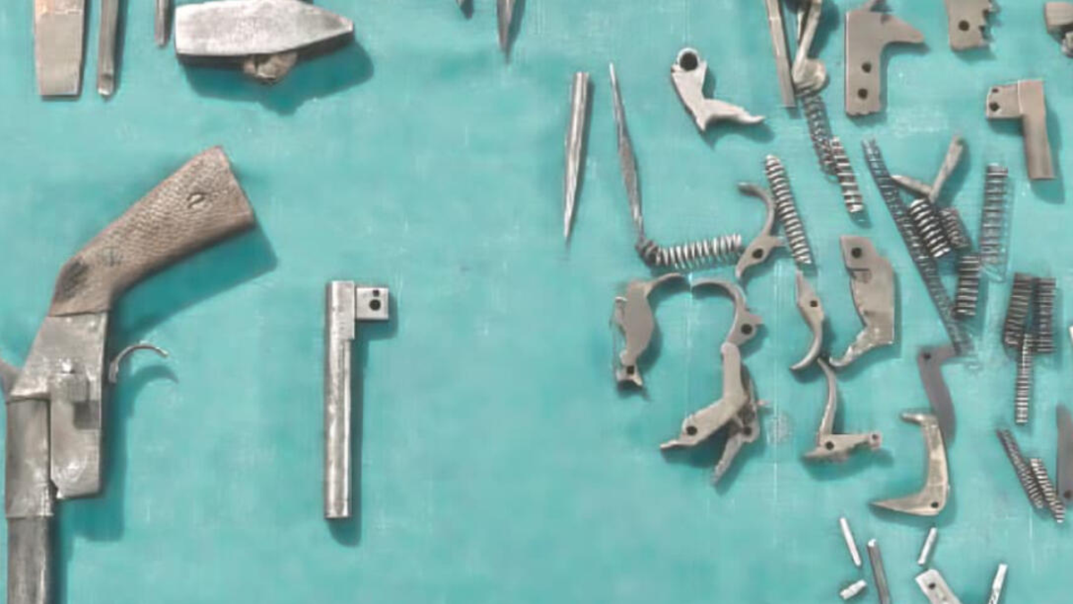 गोड्डा के घाट बलिया गांव में कथित अवैध हथियार निर्माण मामले में बरामद सामान