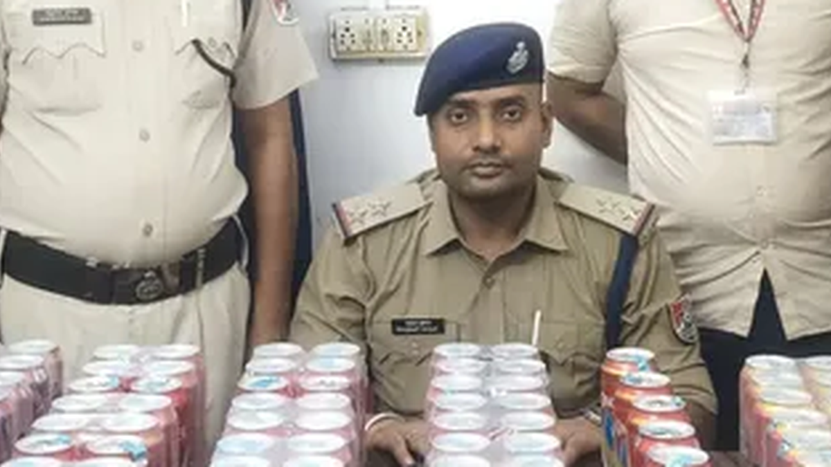 धनबाद रेलवे स्टेशन पर जब्त शराब और बीयर के साथ आरपीएफ की टीम