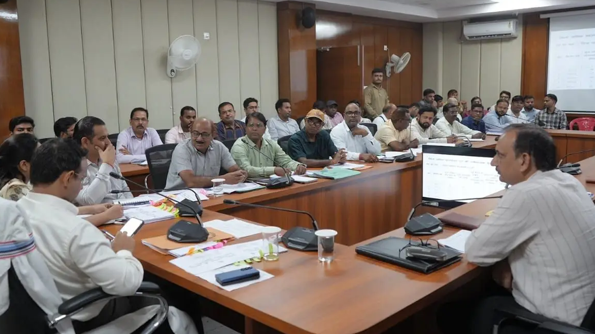 हजारीबाग में डीएमएफटी योजनाओं की समीक्षा बैठक में उपस्थित उपायुक्त और अधिकारी