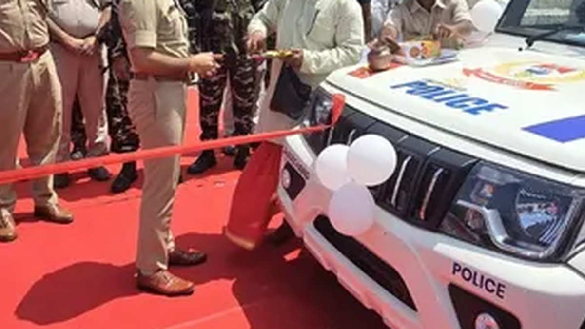 मेदिनीनगर में पलामू पुलिस के नए चारपहिया वाहनों को रवाना करते अधिकारी