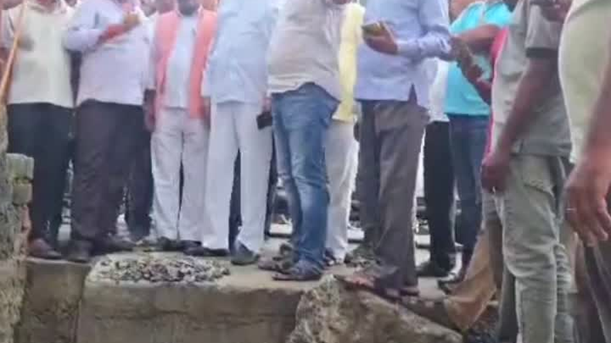 गढ़वा शहर में बारिश के बाद सड़क और आसपास के क्षेत्र में हुआ जलजमाव