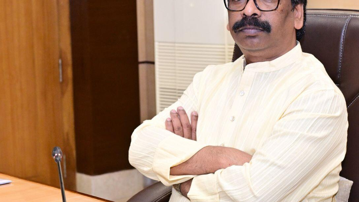 रांची में शहरी विकास परियोजनाओं की समीक्षा बैठक करते मुख्यमंत्री और अधिकारी