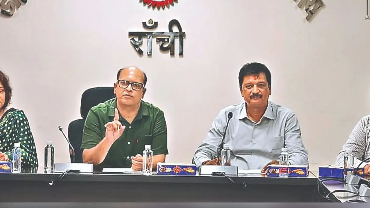 रांची में डीएसपीएमयू के तीसरे दीक्षांत समारोह की तैयारियों की जानकारी देते विश्वविद्यालय अधिकारी