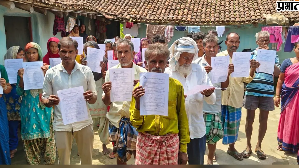 पहाड़कापू गांव में मतदाता सूची से जुड़े प्रपत्र दिखाते ग्रामीण
