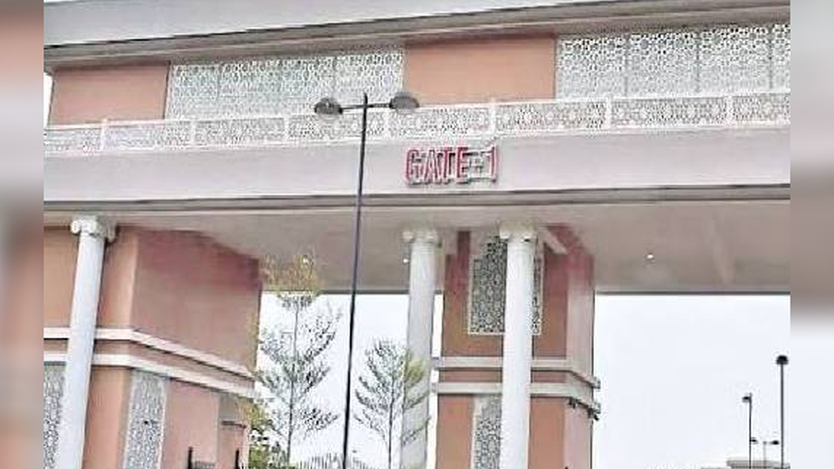 रांची स्थित झारखंड हाईकोर्ट का भवन और वर्ष 2027 के कैलेंडर की सांकेतिक तस्वीर