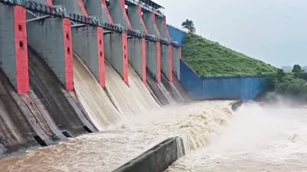बोकारो के तेनुघाट डैम से दामोदर नदी में छोड़ा जा रहा पानी