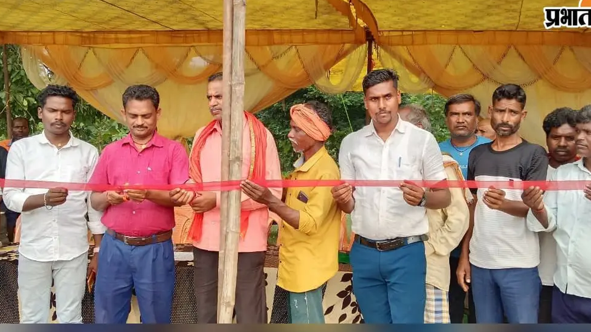 बलिगढ़ में फुटबॉल टूर्नामेंट का उद्घाटन करते अतिथि और मैदान में मौजूद खिलाड़ी
