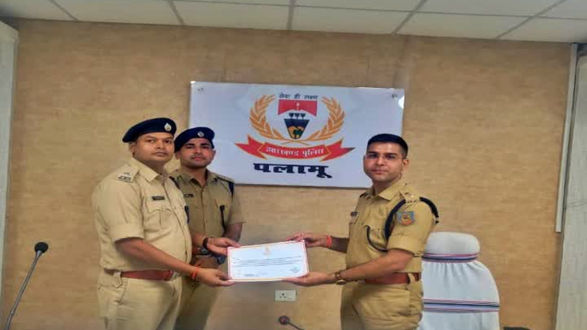 पलामू में अपराध समीक्षा बैठक करते पुलिस अधिकारी