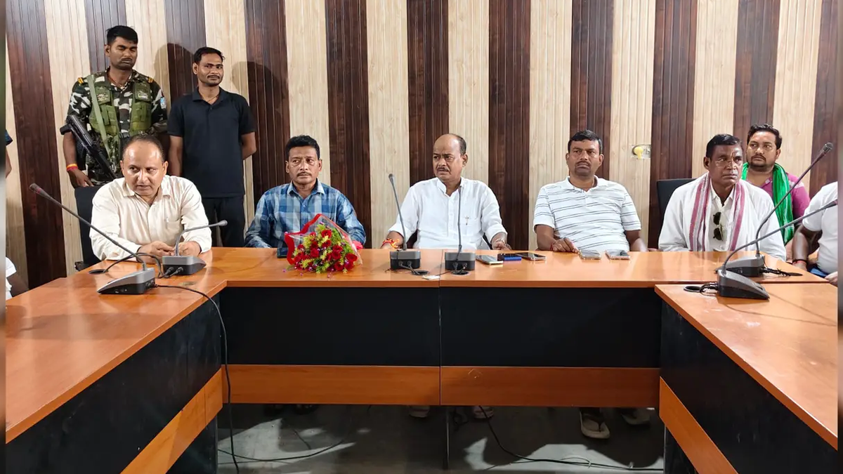 पतना प्रखंड मुख्यालय में सड़क और बिजली समस्याओं पर बैठक करते पदाधिकारी