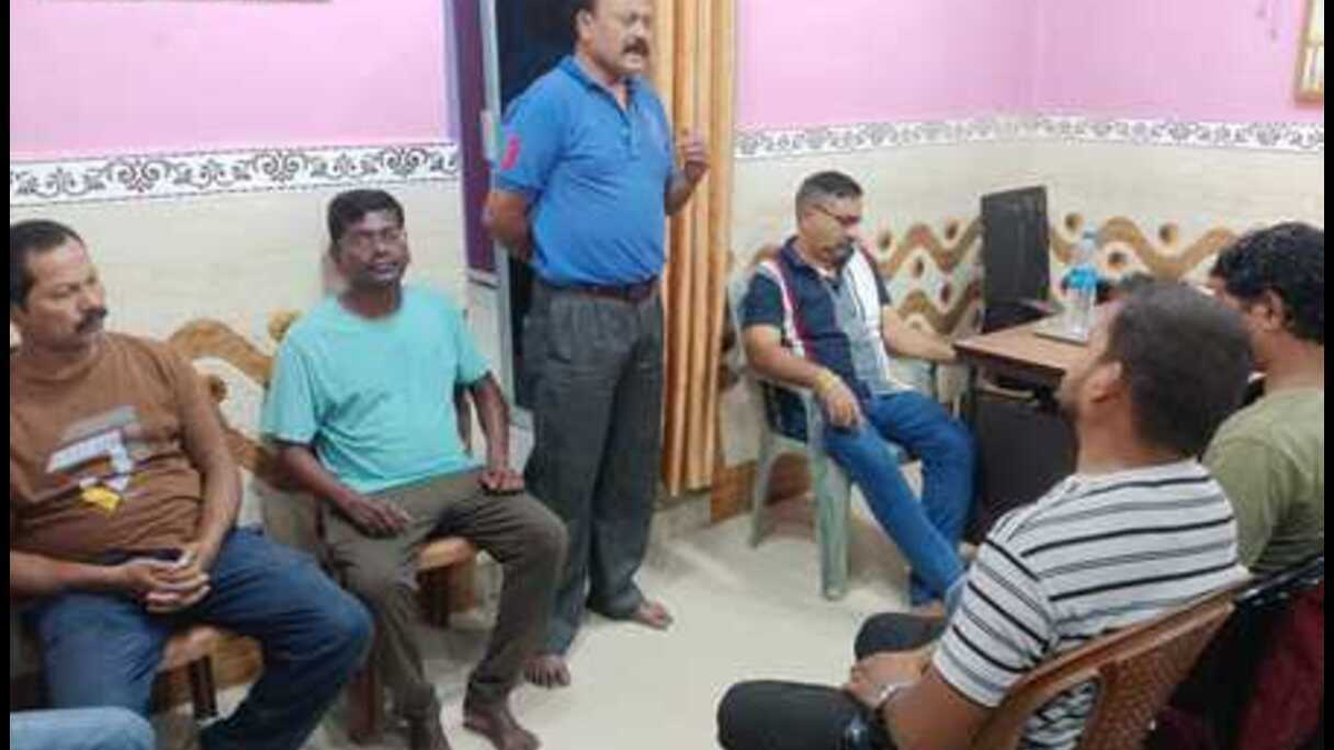 गुवा में श्रमिक समस्याओं और मांगों पर आयोजित संघ की बैठक