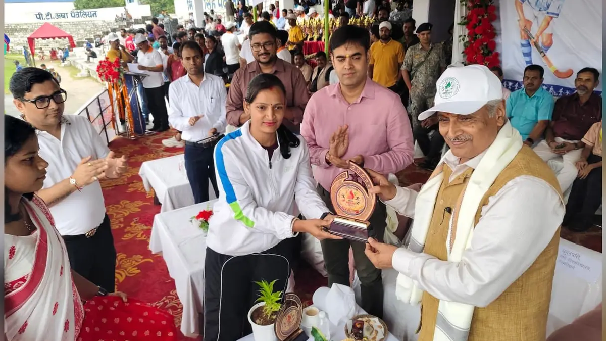 हजारीबाग के कर्जन ग्राउंड में विजेता खिलाड़ियों का पुरस्कार वितरण समारोह