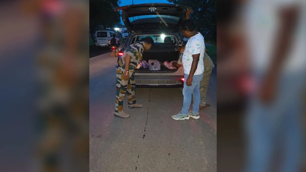पाकुड़ में वाहन जांच अभियान के दौरान वाहनों की जांच करते पुलिसकर्मी