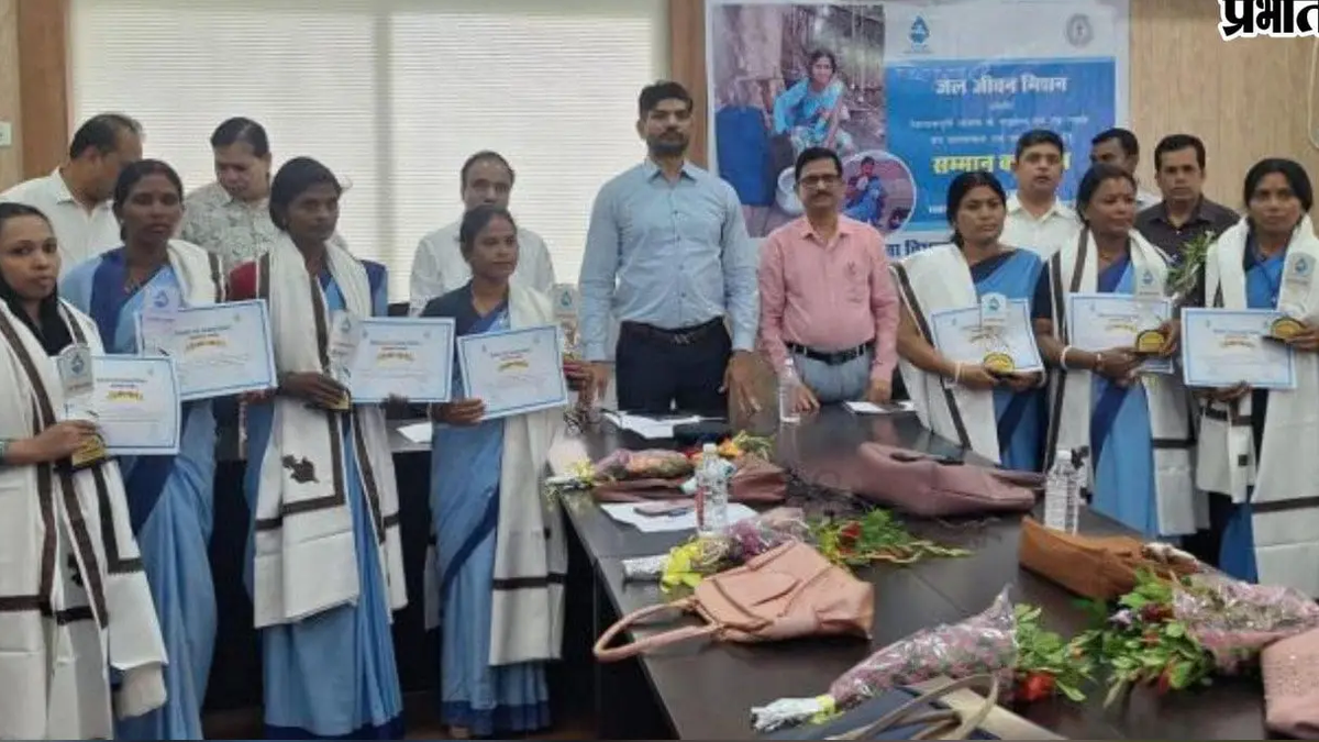 नेपाल हाउस में आठ जल सहियाओं को सम्मानित करते पेयजल एवं स्वच्छता विभाग के सचिव