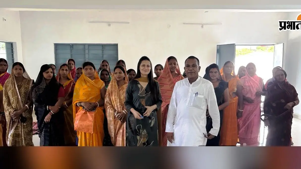 टंगरा टोला पंचायत भवन में आवास योजना के एग्रीमेंट के दौरान मौजूद लाभुक और स्थानीय प्रतिनिधि