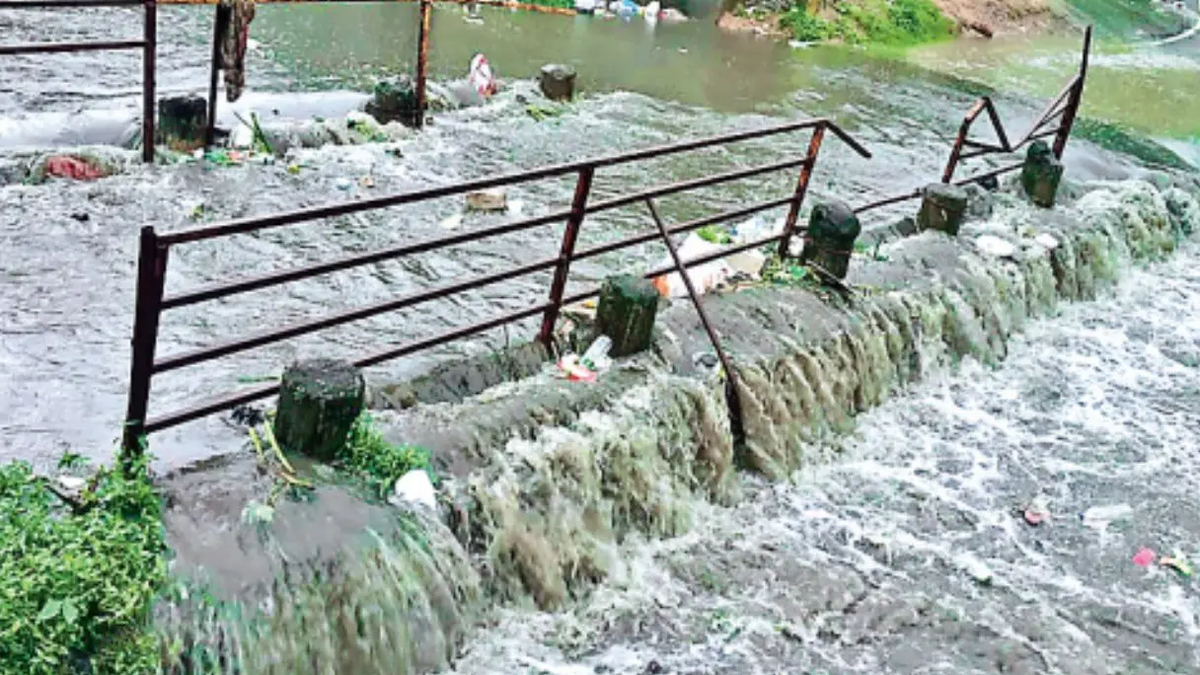 रांची में भारी बारिश के बाद सड़क पर भरा पानी और जलजमाव के बीच आवागमन