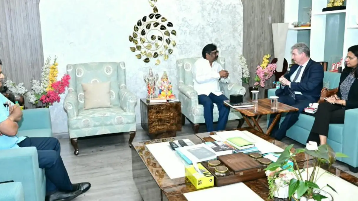 रांची में मुख्यमंत्री हेमंत सोरेन से मुलाकात करते ऑस्ट्रेलियाई महावाणिज्यदूत बर्नार्ड लिंच