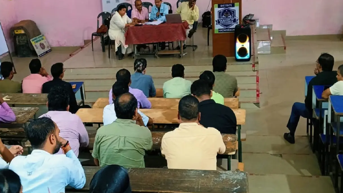 हजारीबाग में निजी विद्यालयों के कार्यों की समीक्षा करती शिक्षा विभाग की बैठक